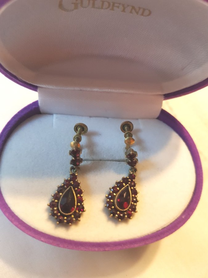 Äkta vintage - örhängen/earrings av gilded/förgylld metall m granater/garnets