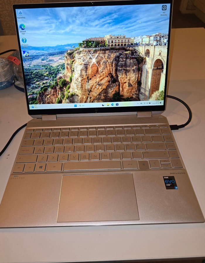 HP Spectre x360 i5-1135G7 8gb ram 1tb ssd win 11pro