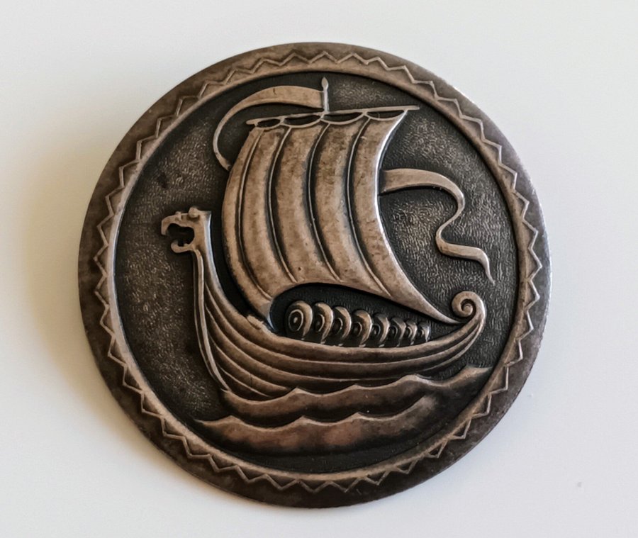 Gammal fin brooch. Vikingaskepp. Bra skick. Titta