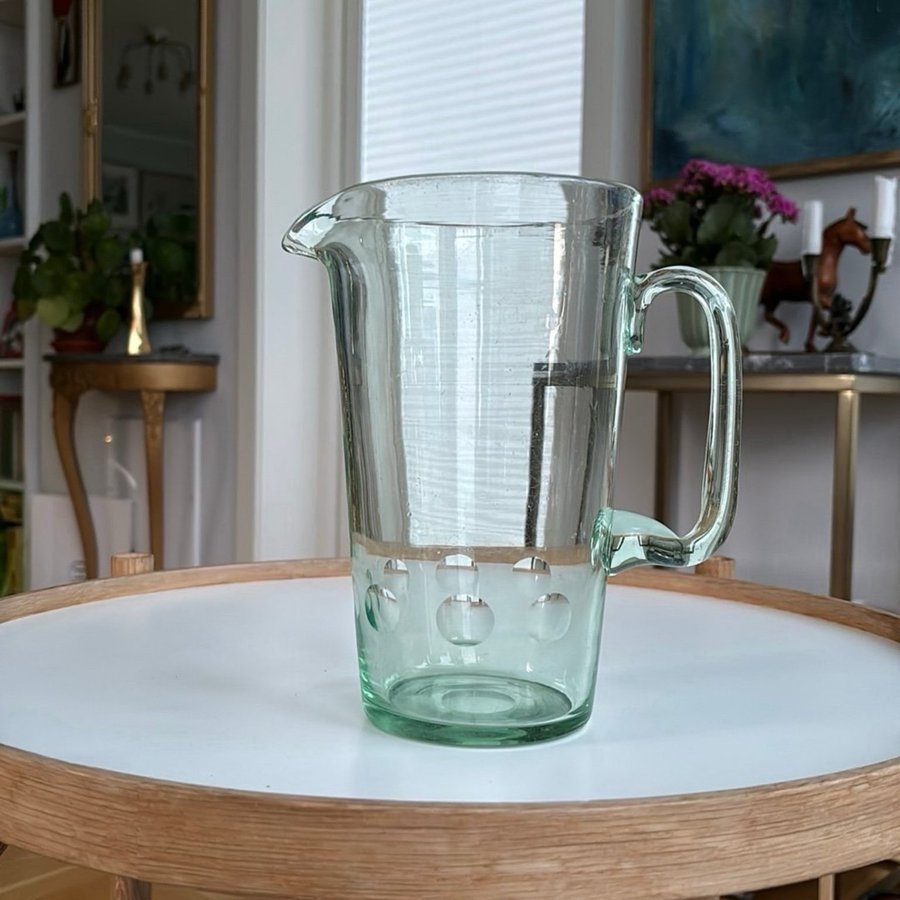 Större gammal glaskanna med slipad dekor i gröntonat glas