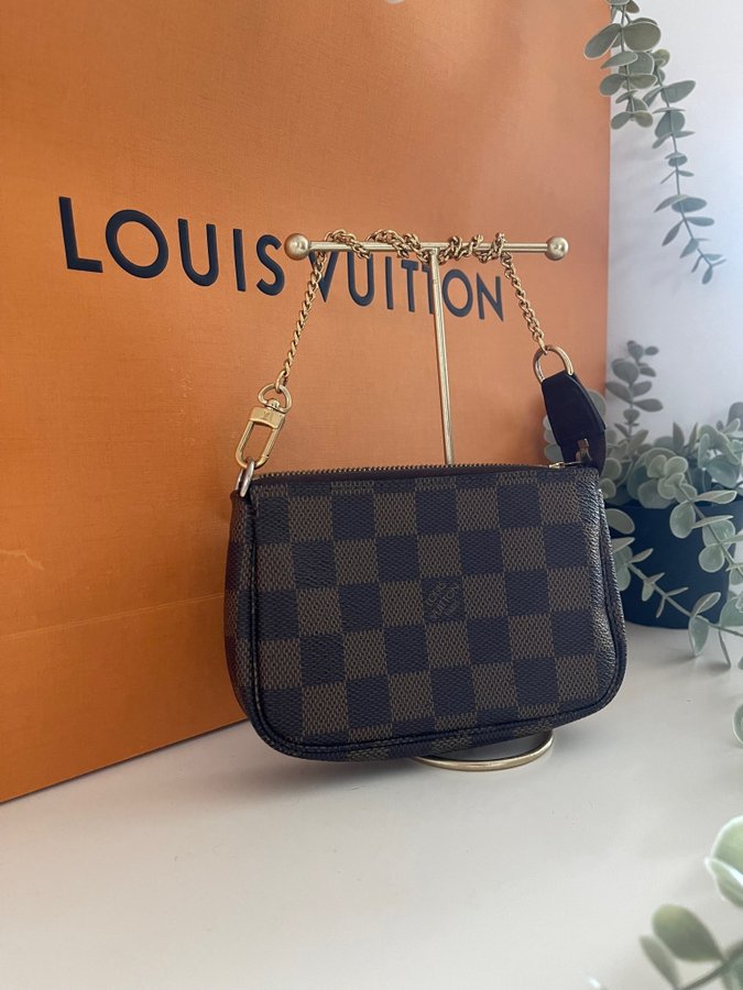 Louis Vuitton Mini Pochette damier