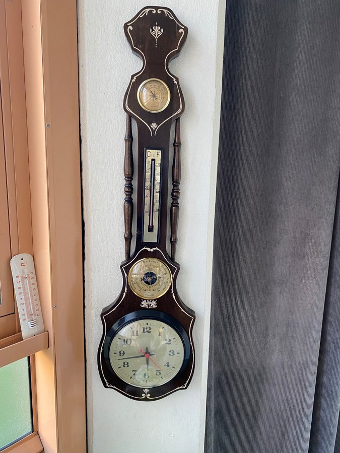 Väggklocka/ Thermometer/HygrometerVäggklocka/  83cm hög