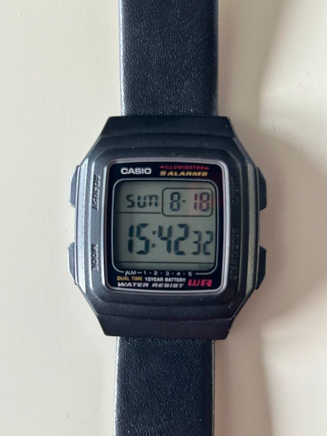 Casio F-201WA digitalklocka