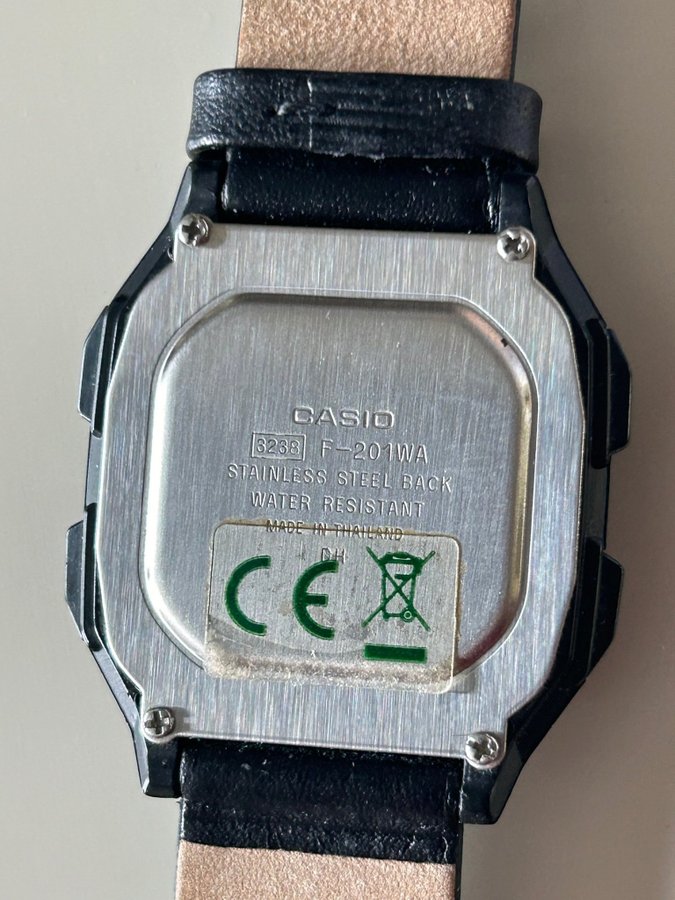 Casio F-201WA digitalklocka