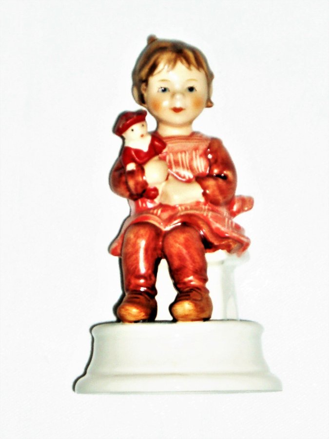 Goebel figurin Lisbeth med docka. W. Tyskland h 13 cm, b 7.5 cm.