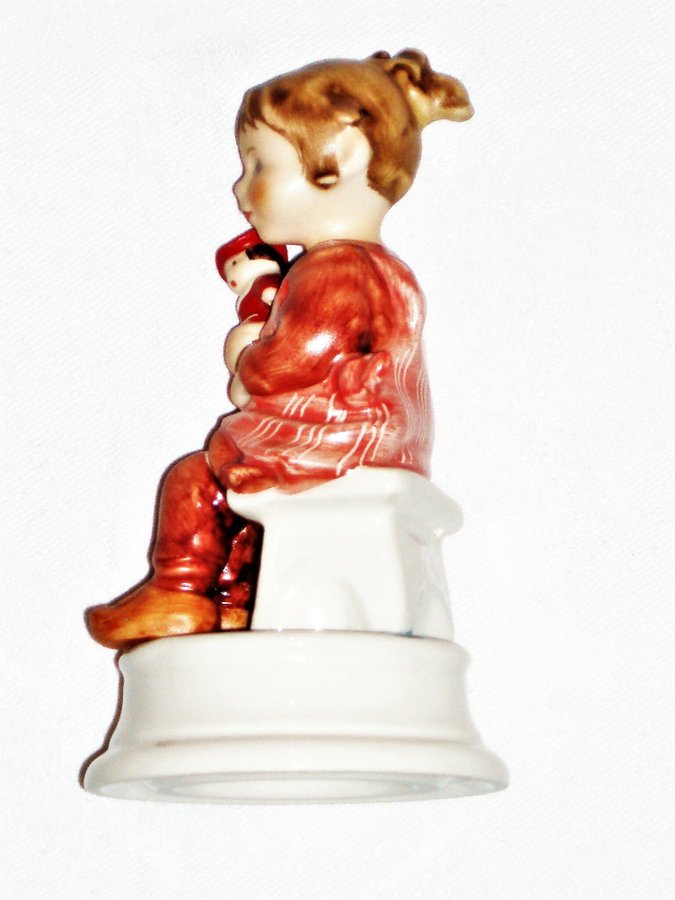 Goebel figurin Lisbeth med docka. W. Tyskland h 13 cm, b 7.5 cm.