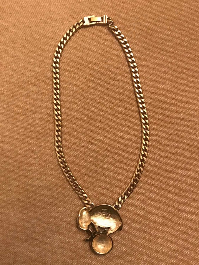 Halsband i guldfärgad metall elefant med strass-stenar fast berlock