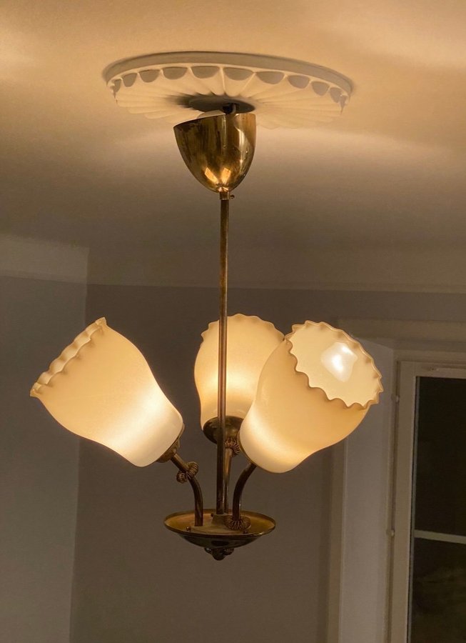 Lampa Itsu Finland mid-century pendant chandelier brass opaline glass taklampa