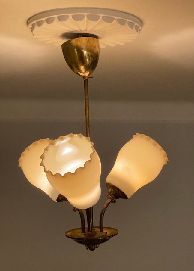 Lampa Itsu Finland mid-century pendant chandelier brass opaline glass taklampa