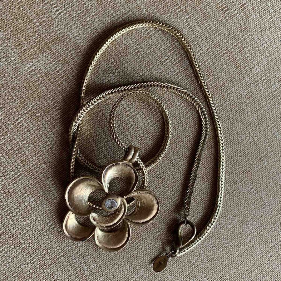 Halsband från Arium i gul metall med berlock blomform