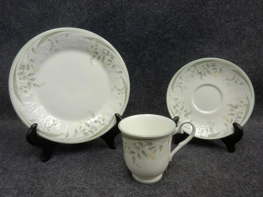 Kaffekopp med Fat och Assiett Royal Albert Hazy Dawn Bone China England