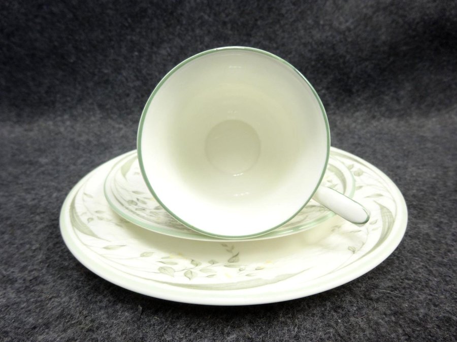 Kaffekopp med Fat och Assiett Royal Albert Hazy Dawn Bone China England