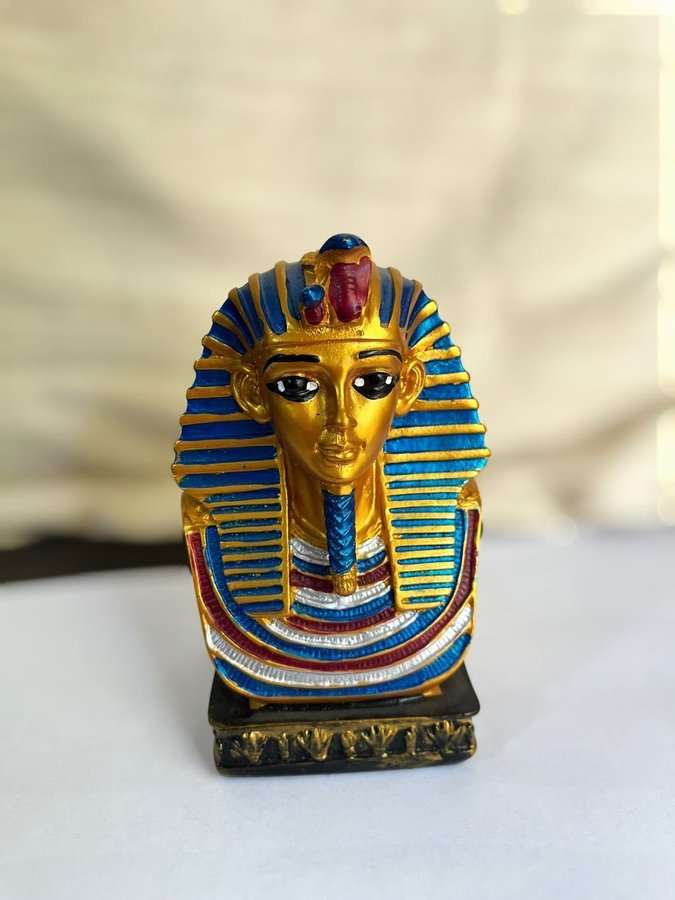 Staty av Kung Tutankhamun och Dekorativ Pyramid