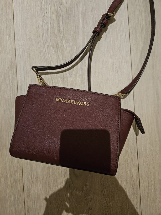 Selma Michael Kors Vinröd Höjd 11cm Bredd 17cm