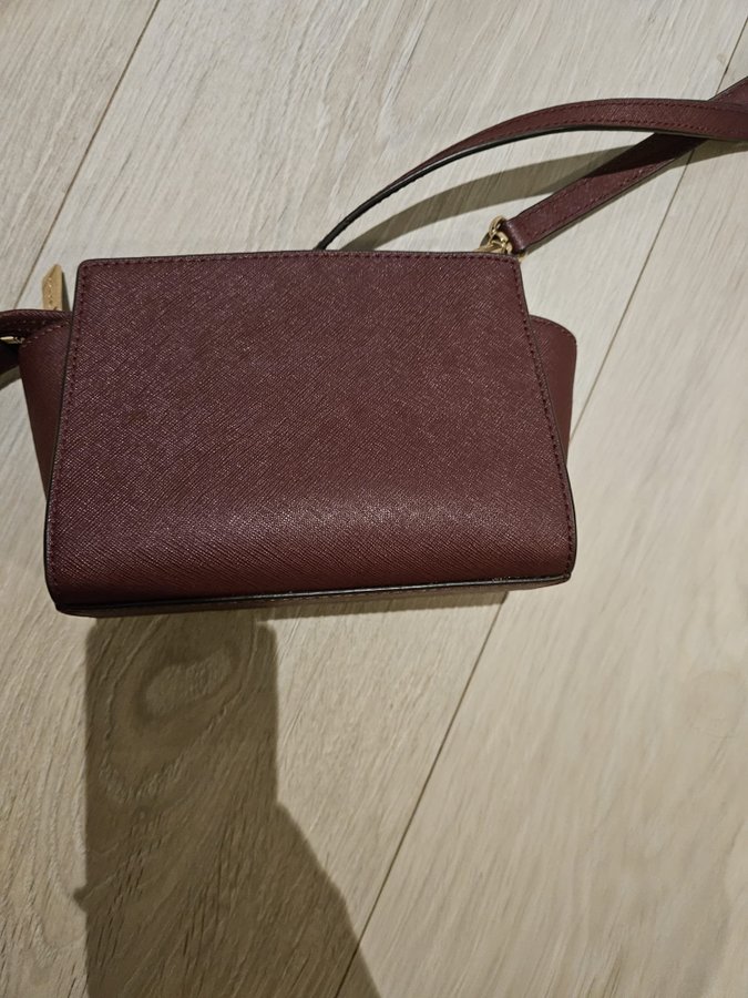 Selma Michael Kors Vinröd Höjd 11cm Bredd 17cm