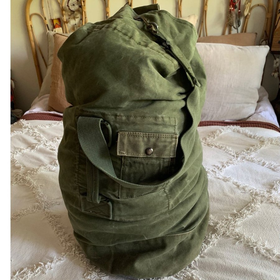 Vintage US ARMY VIETNAM KOREA DUFFEL barrak militär väska ryggsäck retro