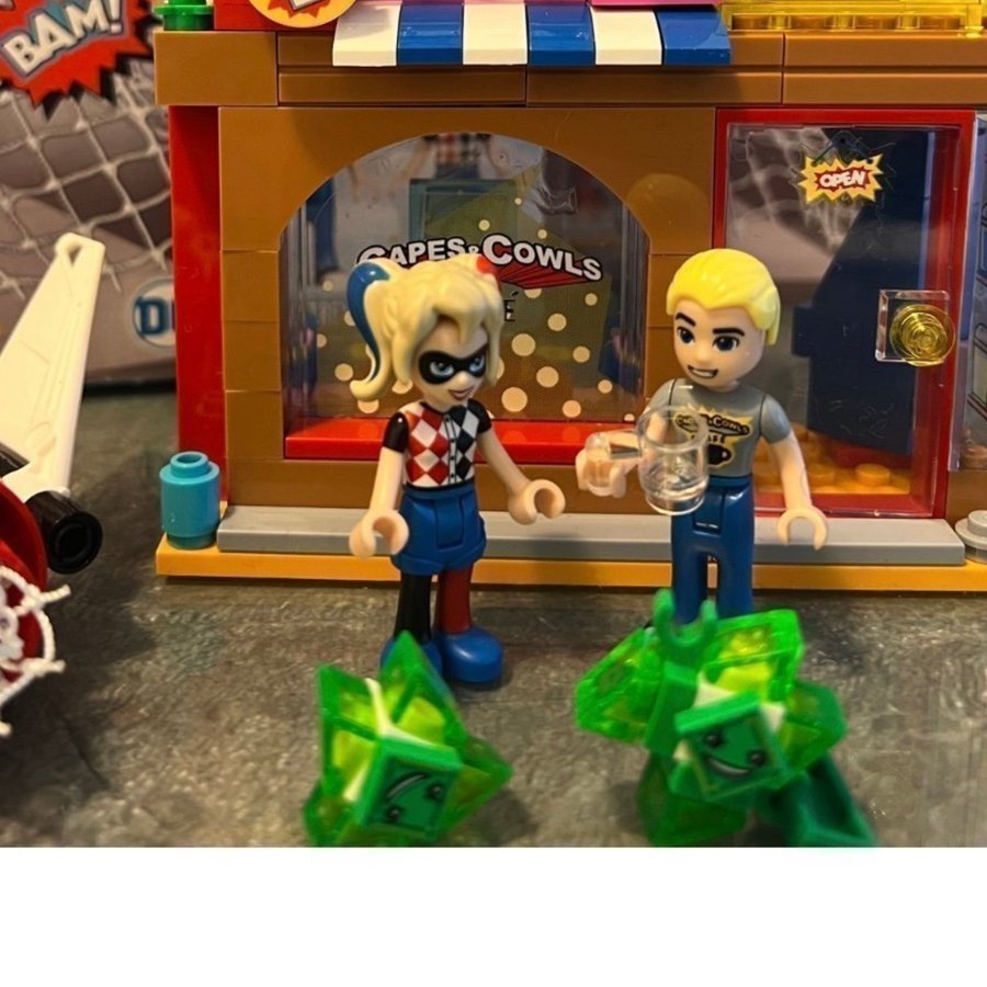 Lego Super Heroes, Harley Quinn™ till räddning i sin låda