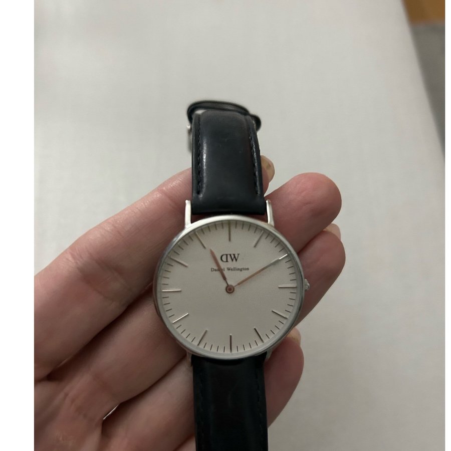 Daniel Wellington unisex klocka med svart läderband