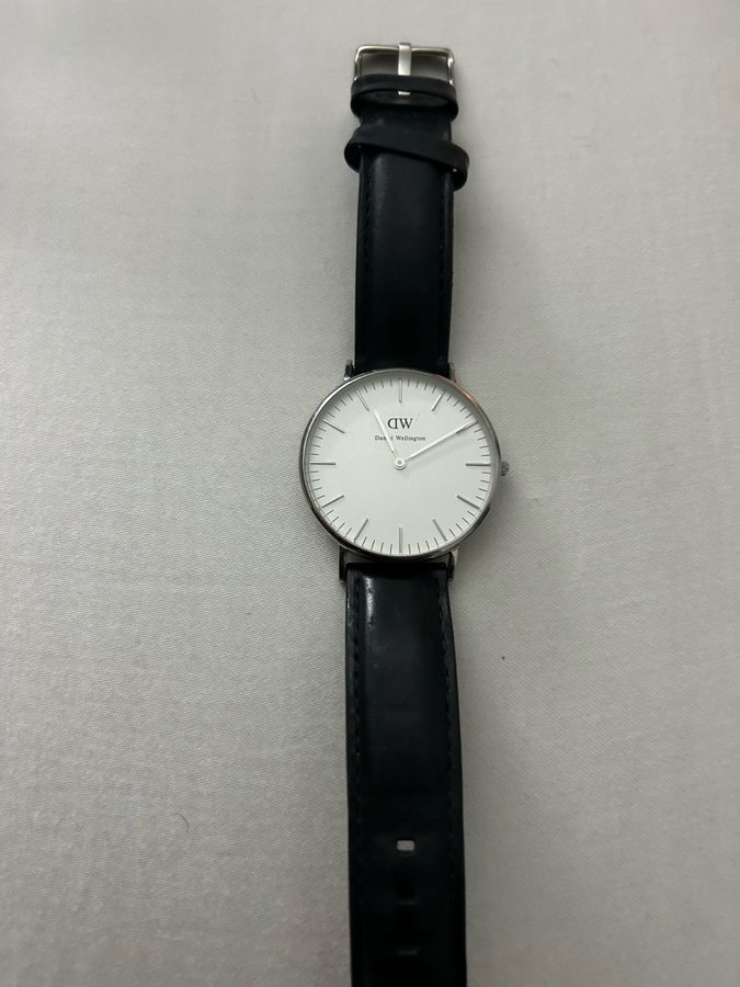 Daniel Wellington unisex klocka med svart läderband