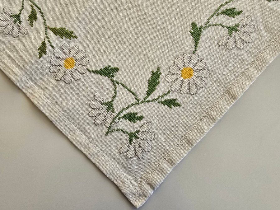 Handbroderad duk på Linne 65×64 cm