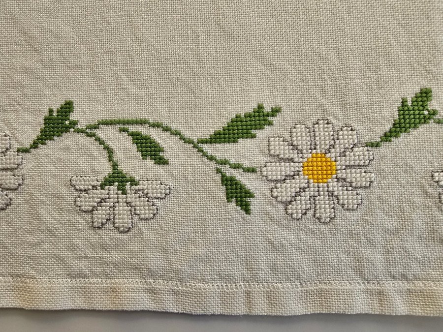 Handbroderad duk på Linne 65×64 cm