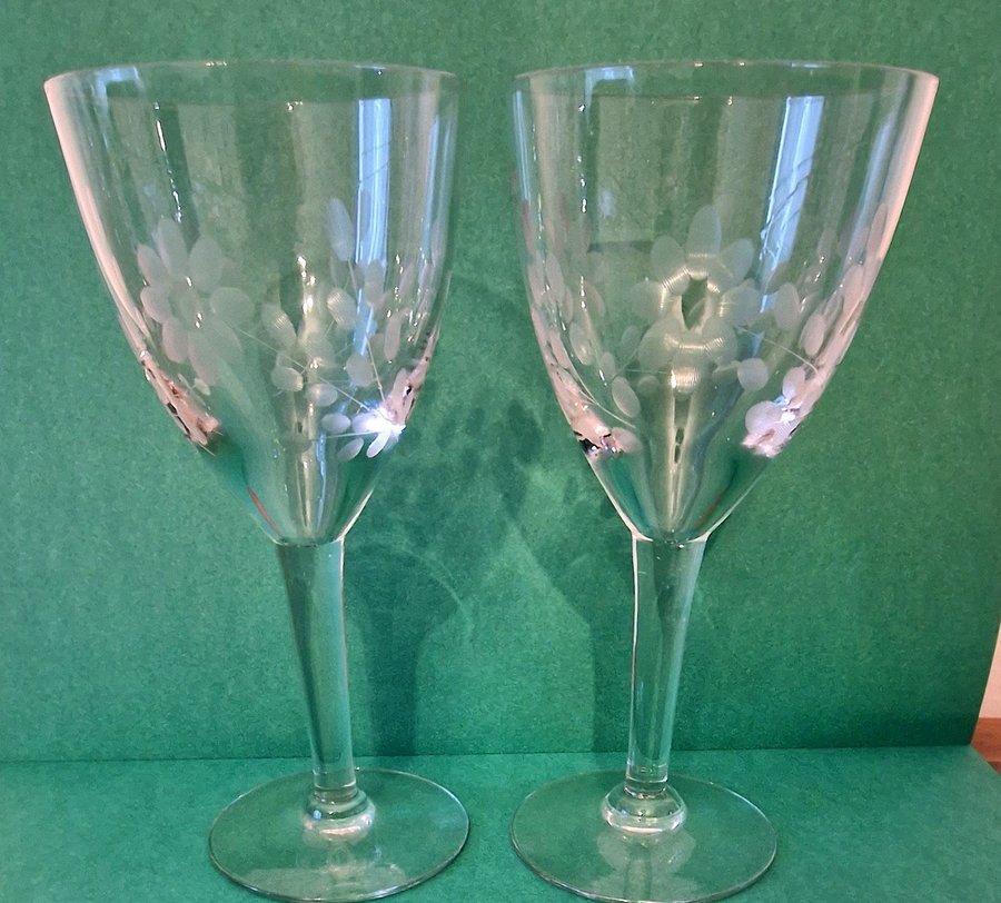 2 st. Glas med blommönster slipad vintage retro vinglas rödvinglas