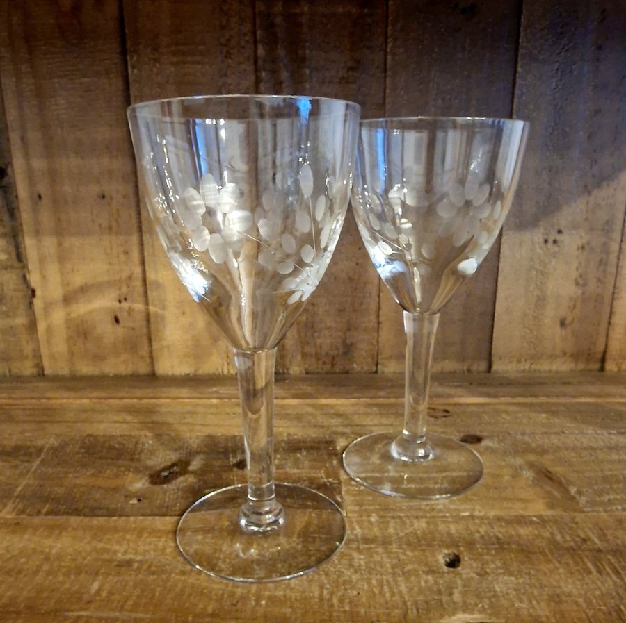 2 st. Glas med blommönster slipad vintage retro vinglas rödvinglas