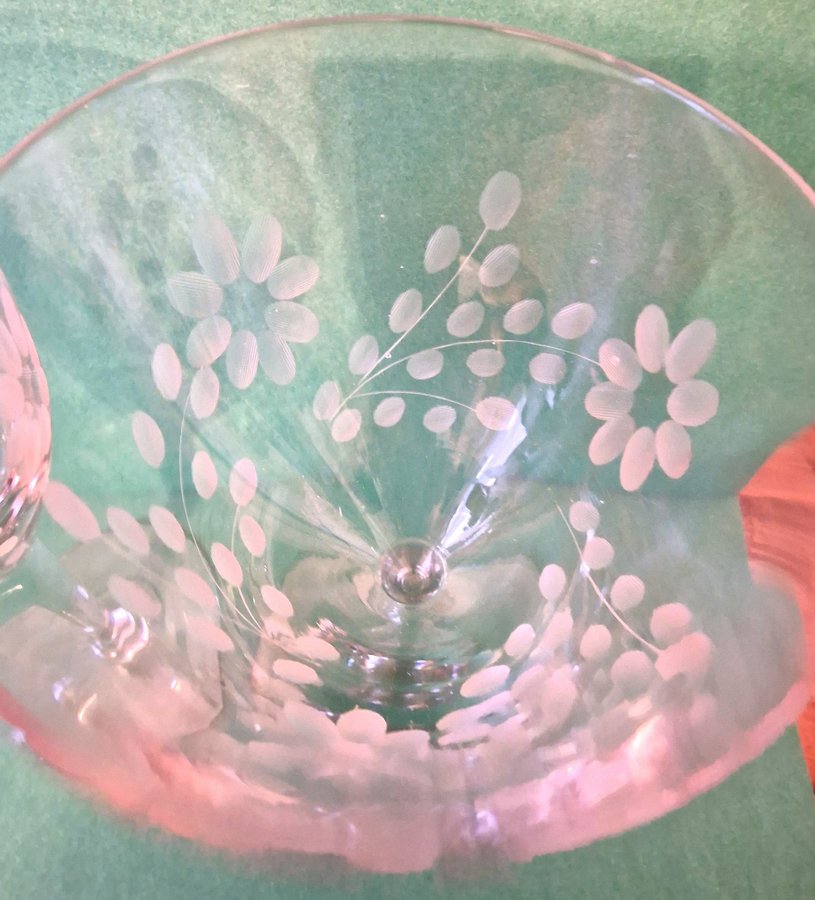 2 st. Glas med blommönster slipad vintage retro vinglas rödvinglas