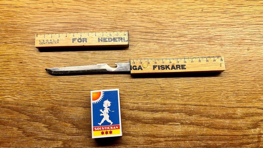 Fiskmätare - "För ärliga fiskare" och "För lögnaktiga fiskare", med kniv