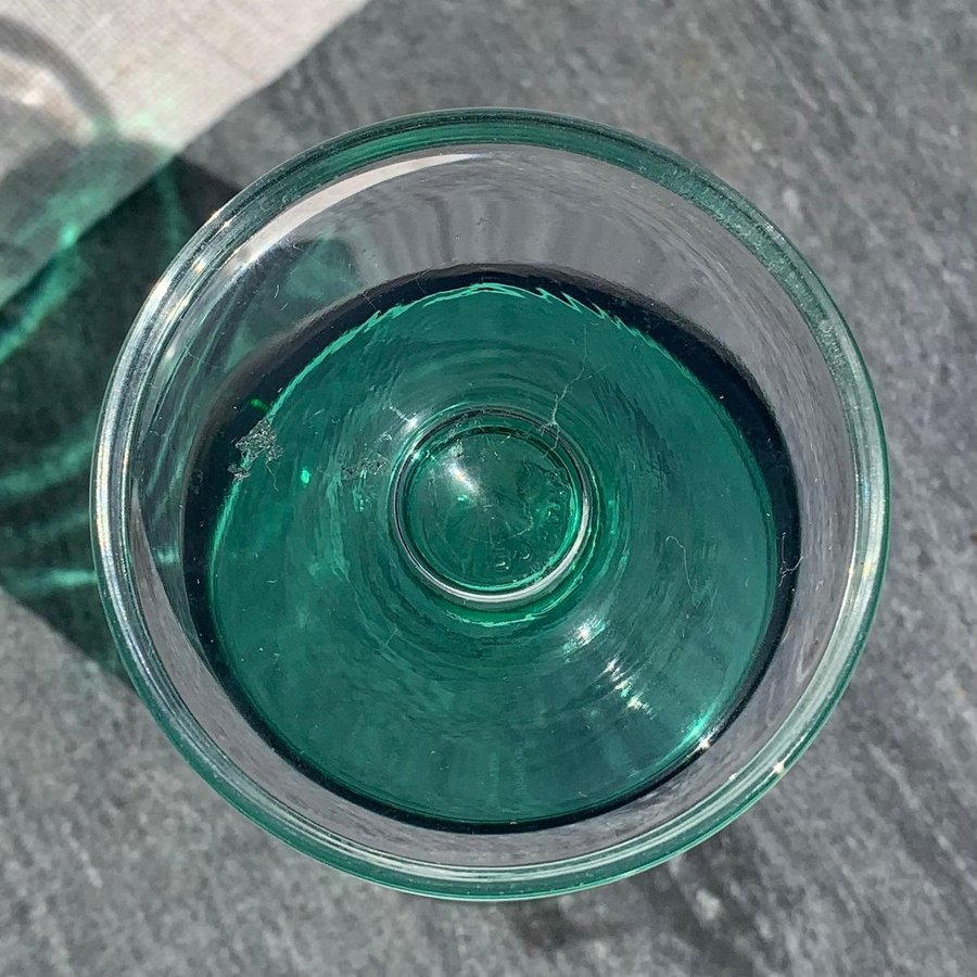 Äldre luminarc glas grönt glas på fot