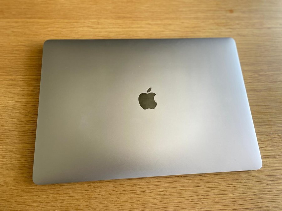 Apple MacBook Pro | 15" | Touch Bar | i7 | 16 GB | 1000GB