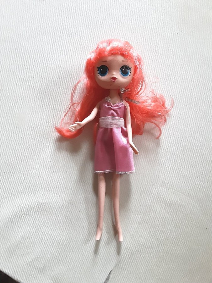 Monster Barbie Puppe mit rosa Kleid und roten Haaren