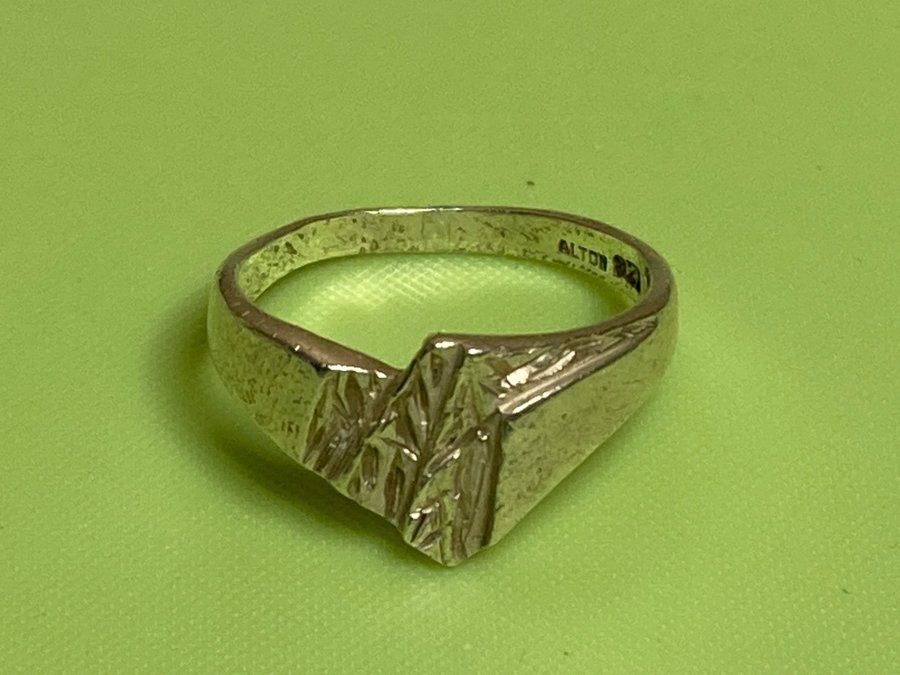 "ALTON" - Ring i silver - Något deformerad- 925? - Ca 18  20 mm - 2-3 gram.