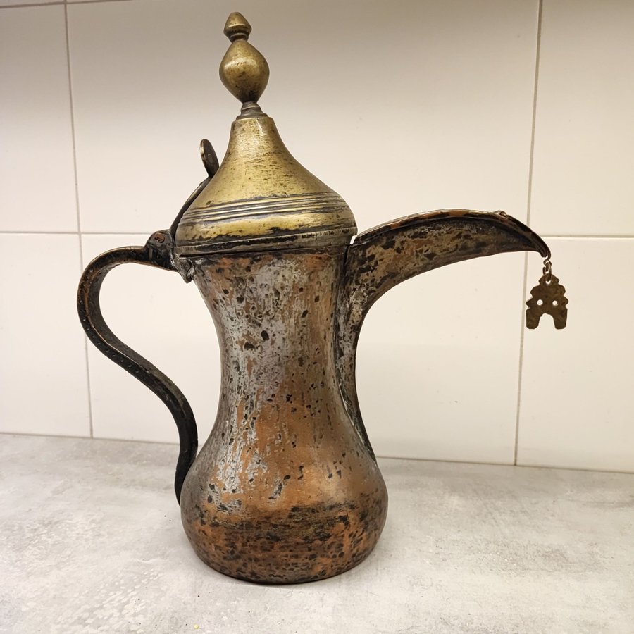 Turkisk / islamsk kaffe / te kanna 1,8l i metall prydande hänge retro Vintage