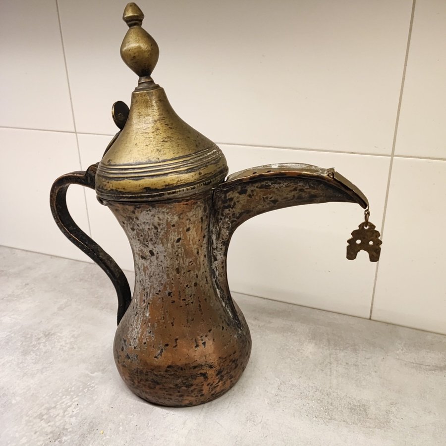 Turkisk / islamsk kaffe / te kanna 1,8l i metall prydande hänge retro Vintage