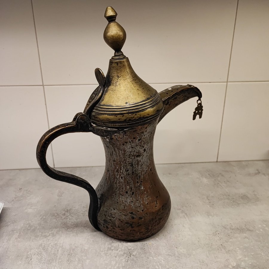 Turkisk / islamsk kaffe / te kanna 1,8l i metall prydande hänge retro Vintage