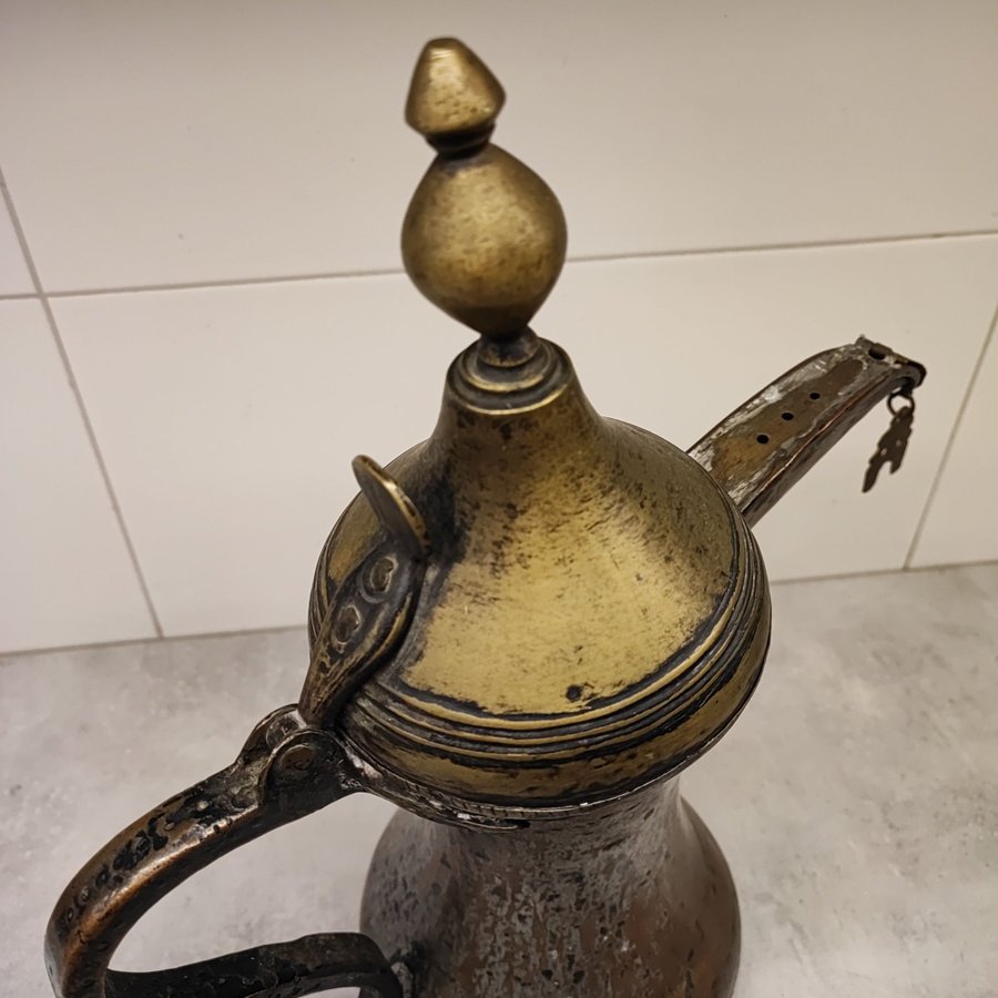 Turkisk / islamsk kaffe / te kanna 1,8l i metall prydande hänge retro Vintage