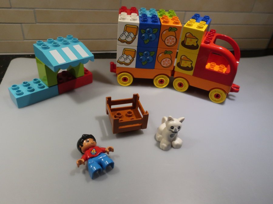 Lego - Duplo - Lastbil med matvaror samt torgstånd - pojke o katt