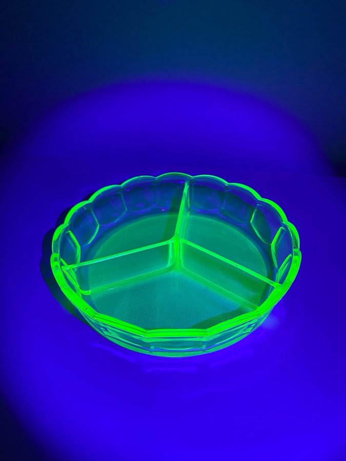 Grönt fat - uranglas uran glas uranium glass - antik vintage