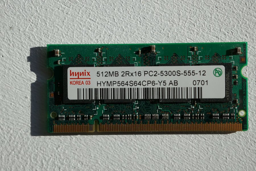 Hynix 512MB SO-DIMM DDR2 PC2-5300S 667MHz HYMP564S64CP6-Y5 AB minne