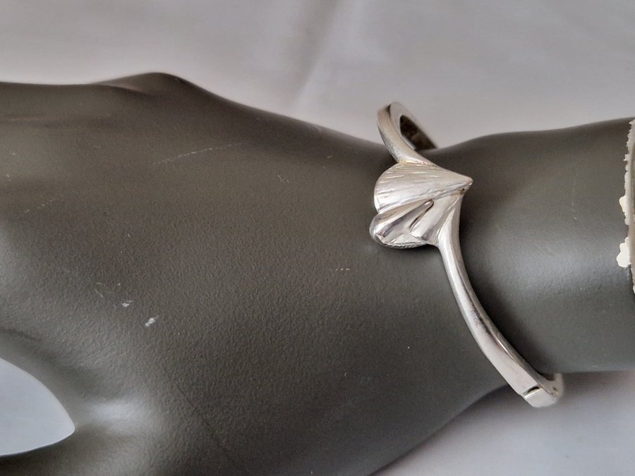 Urlsnyggt öppningsbara stelt armband silver finskt? Vintage 80-tal