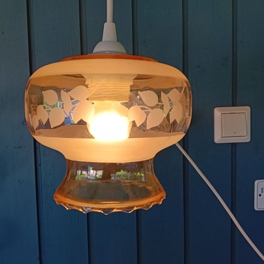 Taklampa bärnsten färgat med bladmotiv och frostat glas Retro