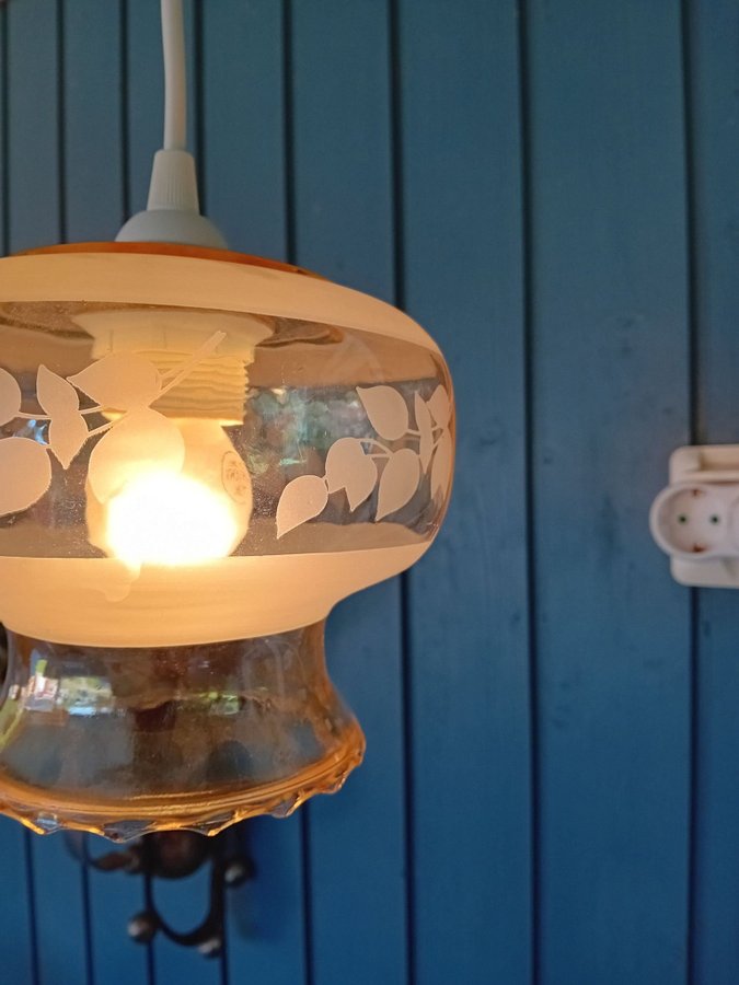 Taklampa bärnsten färgat med bladmotiv och frostat glas Retro