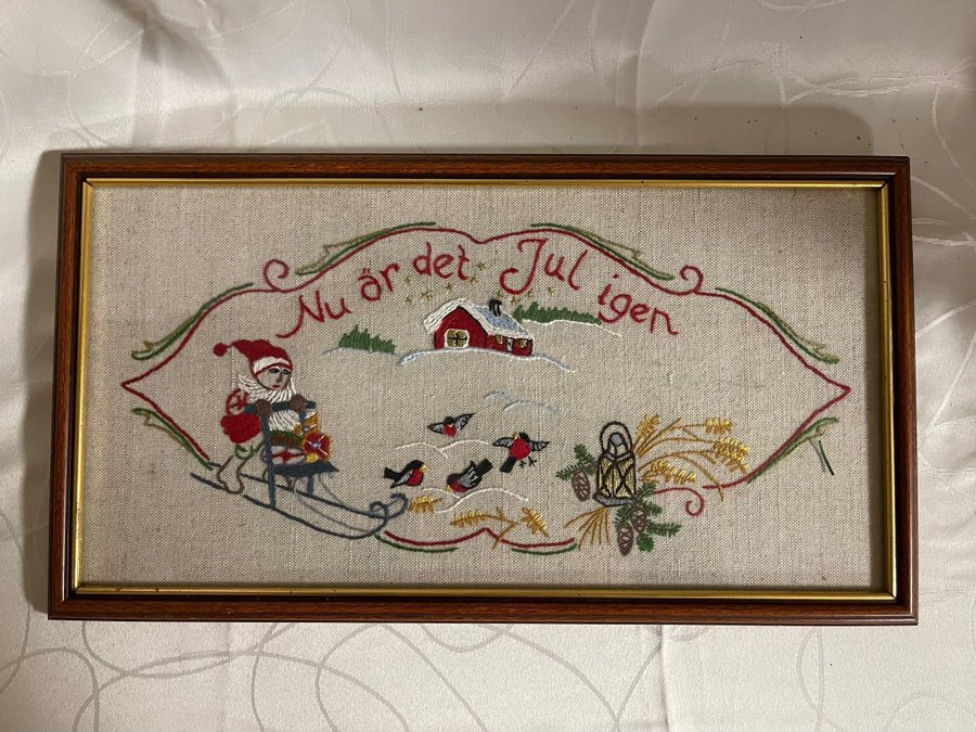 Nu är det Jul igen Jultavla tomte tavla handbroderad väggbonad inglasad 43,5x24