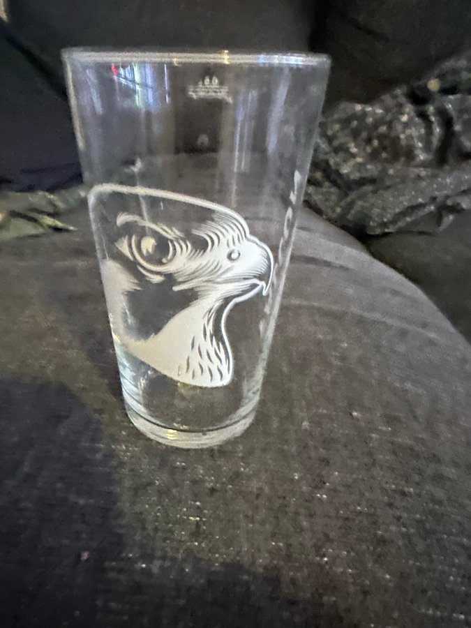 Ölglas med Falcon logga