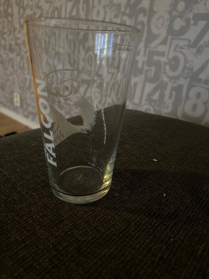 Ölglas med Falcon logga