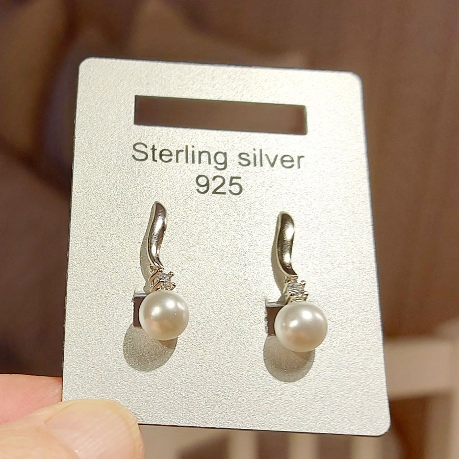 Eleganta sterling silver örhängen med pärla och fianit.