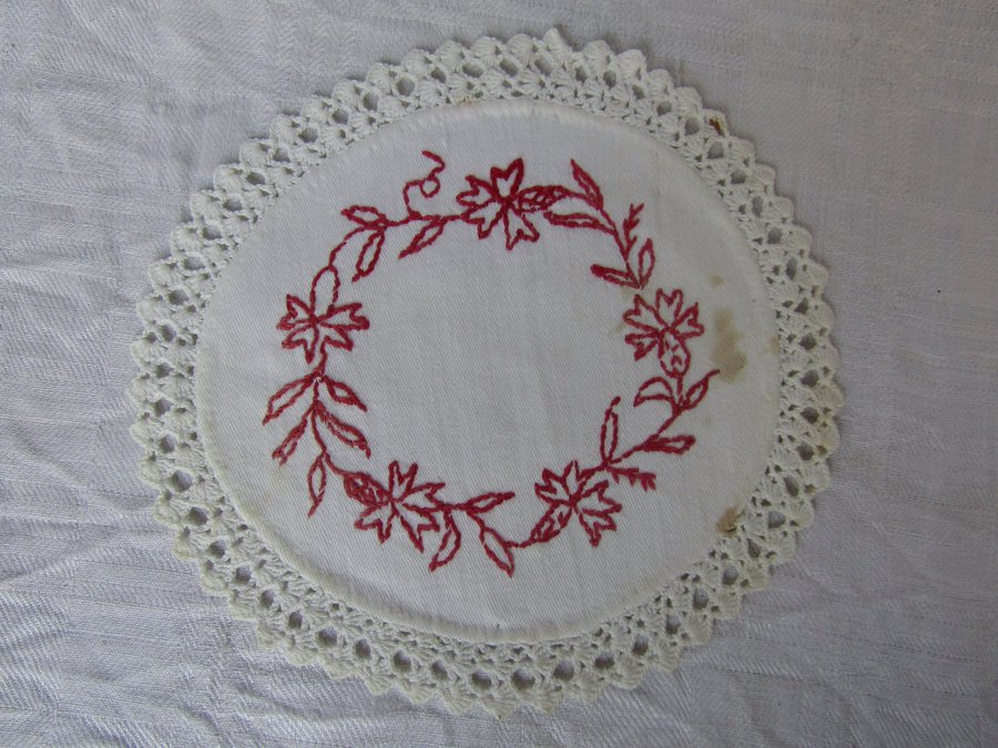 JUGEND broderad rund duk m knypplad spets D ca 18cm bomull