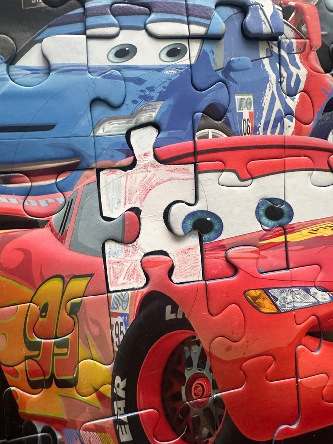 3 st pussel + 1 bok Disney Pixar Cars Blixten McQueen