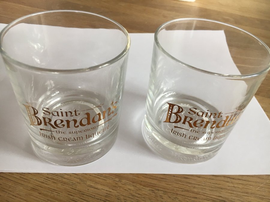 2 glas med Saint Brendan’s tryck